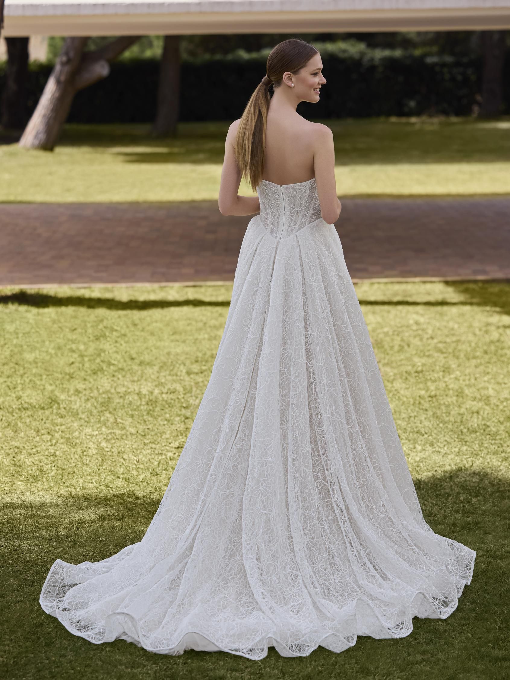 Zweites Bild des Brautkleids